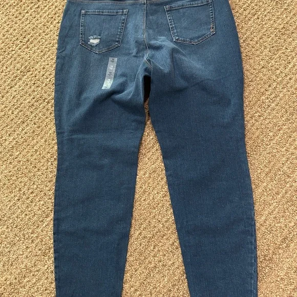 NWT - STYLE & CO Curvy Skinny Leg Jeans.  Size 18. - Picture 2 of 4